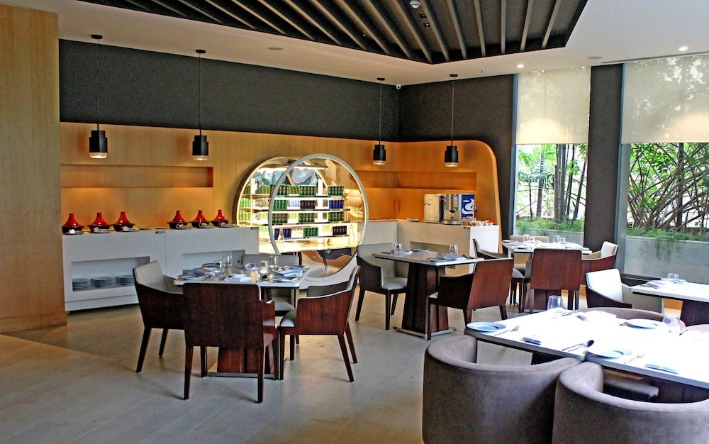 Radisson Blu Bengaluru Outer Ring Road Hotel Bagian luar foto