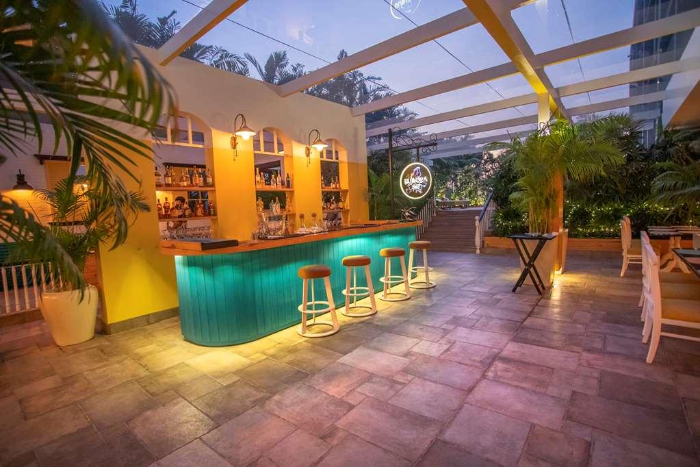 Radisson Blu Bengaluru Outer Ring Road Hotel Restoran foto