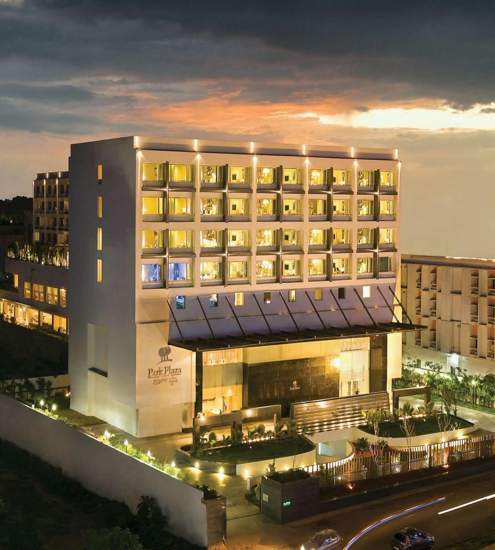 Radisson Blu Bengaluru Outer Ring Road Hotel Bagian luar foto